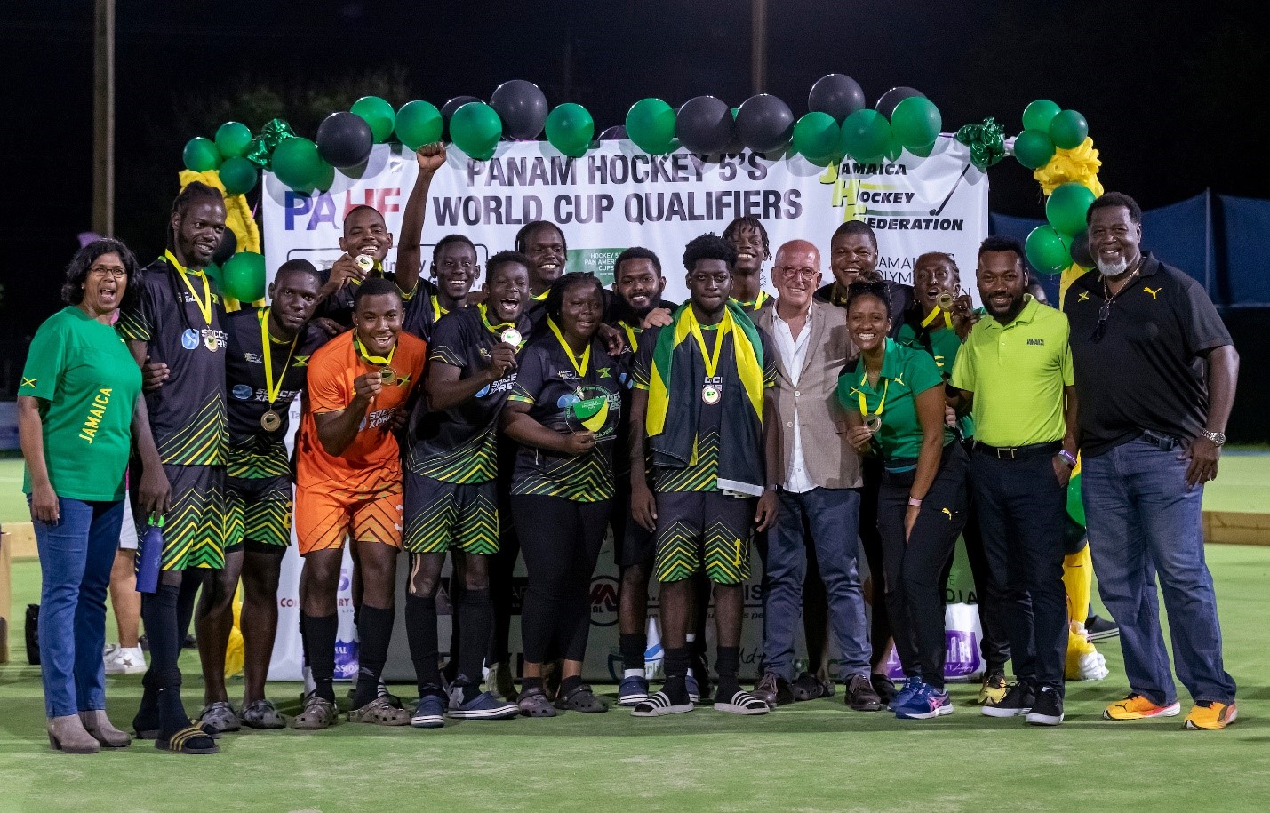 Picture of the winning team along with Dr. Sharmella Roopchand-Martin, Head of Mona Academy of Sport (far Left) and Mr. Fabian Stewart, Director, Business Development Office & President, JHF (far Right) (Photo by WorldSportPics/Rodrigo Jaramillo)